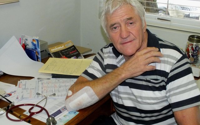 Dr Christo Barnard, terug op sy pos in die spreekkamers, nadat hy onlangs ernstige beserings opgedoen het nadat hy op sy bergfiets raakgery is